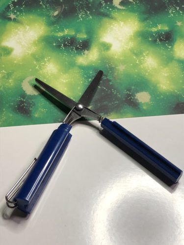 切れ味が良くて筆箱に入るペン型！スティッキールはさみ